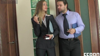 Кобель быстро жарит русскую телочку в задницу