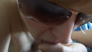 Супруга обсасывает дома вкусный конец ебаря с мохнатым лобком