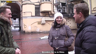 Русская телочка долбится с двумя голыми пикаперами в сауне