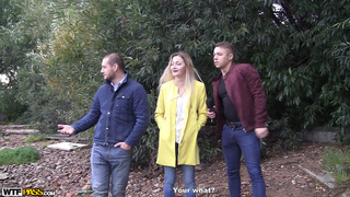 Русские пикаперы сношают белокурую телку с двух сторон за деньги