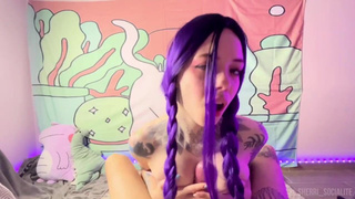 Посмотрела хентай и сразу хуй захотела — хорошо, что ебарь дома