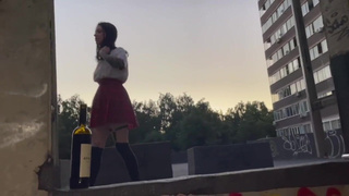 Или отсосёшь мне на крыше, или отшлёпаю — выбирай, обворожительная