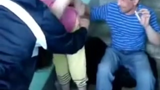 Выпившие русские пацаны чпокают проститутку в подьезде