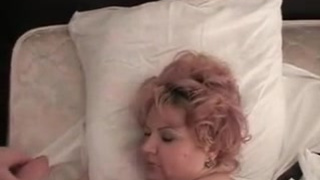 Ебарь не устоял и начал приставать к сонной тете