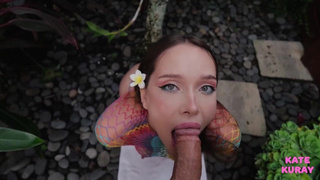 Да у неё же титьки просвечивают, таким надо сразу в рот давать