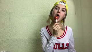 Ева делает то, что умеет лучше всего — сиси показывает и хуек сосёт