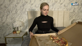 Курьерша привезла испорченную пиццу - пришлось её выебать за это