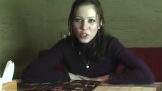 Русская прошмандовка соглашается на горячий секс прямо в баре