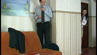 Молоденькая русская студентка посасывает хуец препода