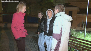 Шпилят русских проституток в групповом порно