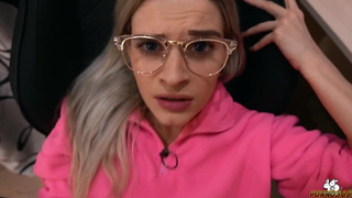 Русская сестричка разогревает брата минетом и ебется с ним в анал