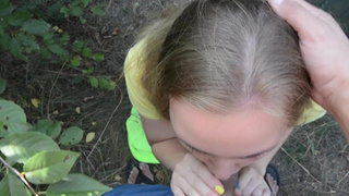 Частный отсос для женатого соседа от сисястой блондинки на природе