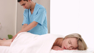 Белокурая Alice Paradise дала массажисту опробовать руками и членом сладкую половую щель