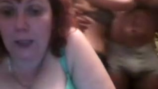 Русский пацан развлекается с двумя подругами на вебкамеру