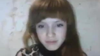 Юная девчонка показала дойки в скайпе
